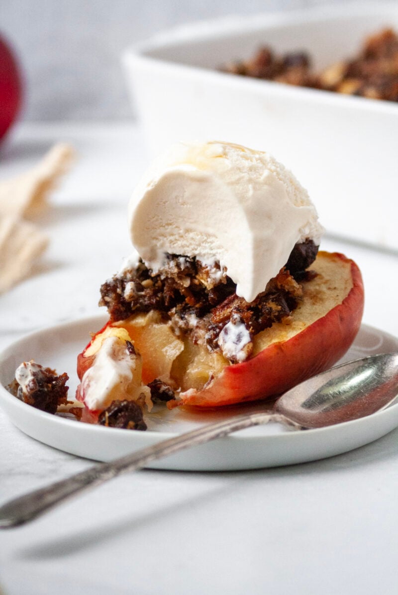 Ice cream with apple.