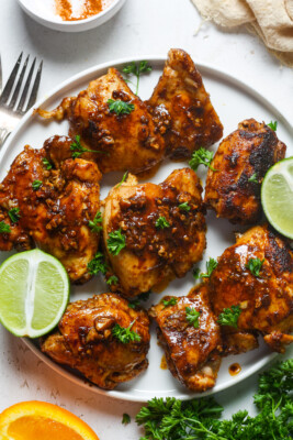 Plate with roasted pollo.